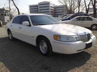 2002 Lincoln Town Car Pictures