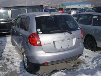 2005 Mazda Verisa Pictures