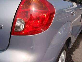 2005 Mazda Verisa Pictures