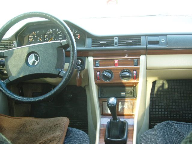 1992 Mercedes-Benz E200