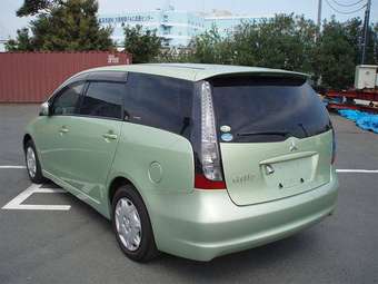 2005 Mitsubishi Grandis Photos