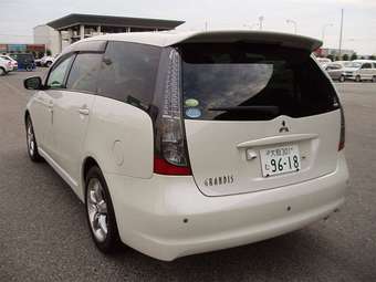 2005 Mitsubishi Grandis Pictures