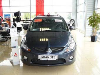 2007 Mitsubishi Grandis Pictures