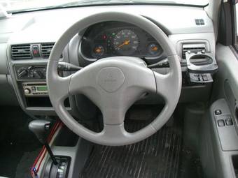 2005 Mitsubishi Minica Pics