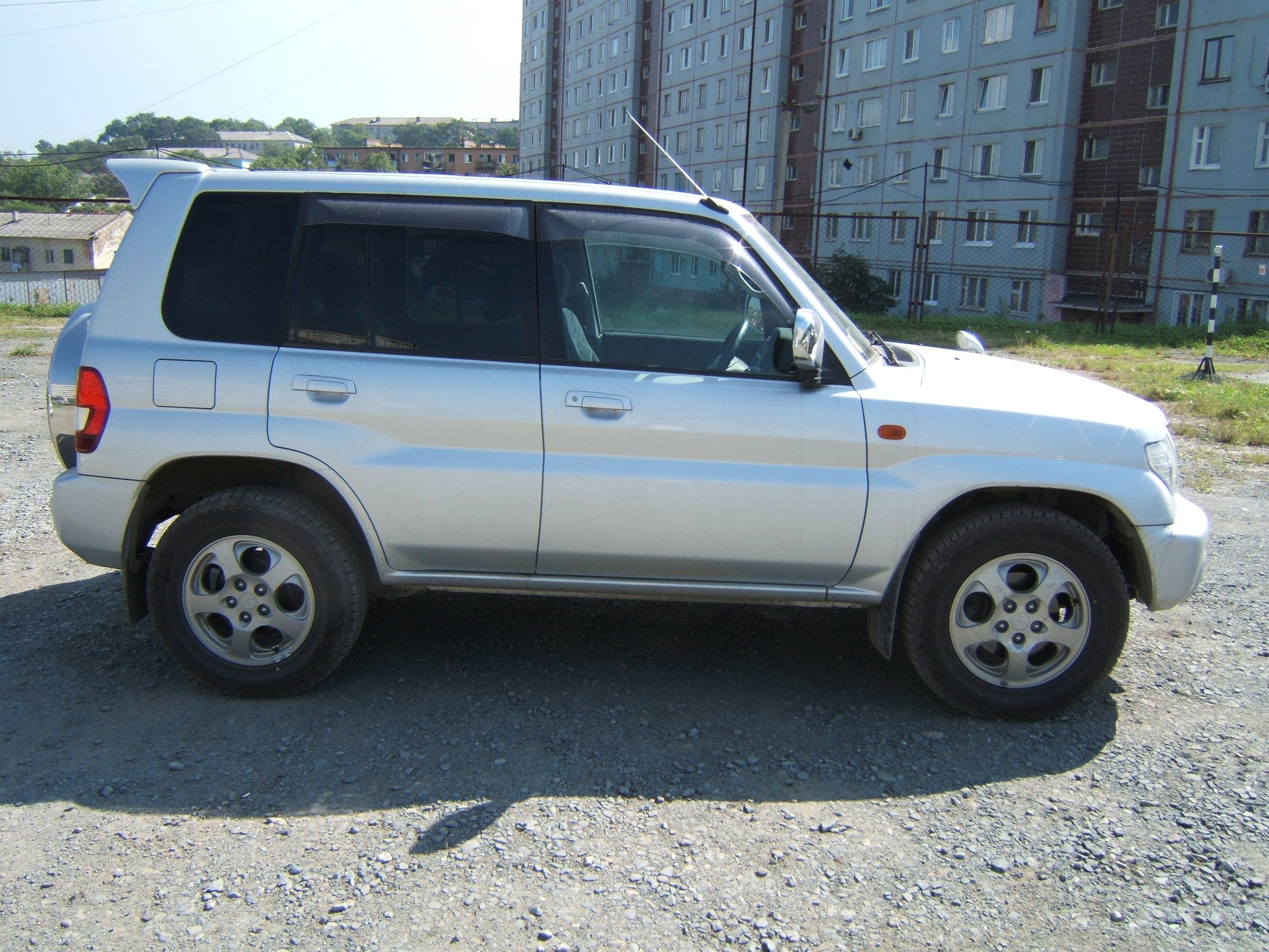 2000 Mitsubishi Pajero iO