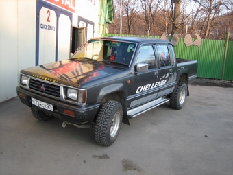 1990 Mitsubishi Strada