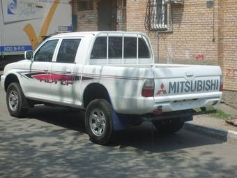 2004 Mitsubishi Strada Pictures