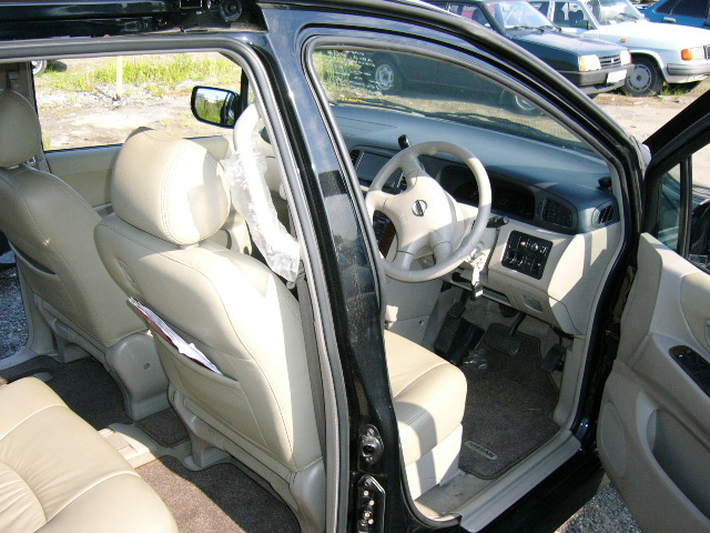 2002 Nissan Prairie Pics
