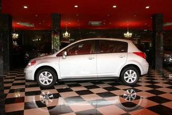 2009 Nissan Tiida Pictures
