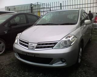 2011 Nissan Tiida Pictures
