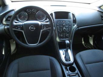 2011 Opel Astra Pics