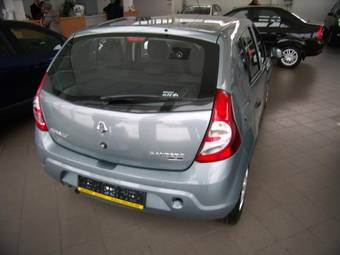 2012 Renault Sandero Pictures