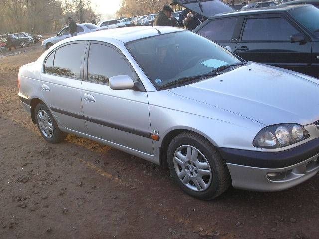 2000 Toyota Avensis