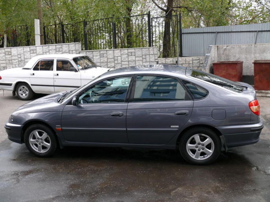 тойота авенсис 2001 
