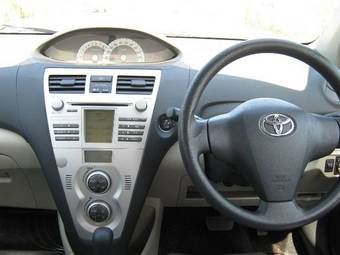 2005 Toyota Belta Images