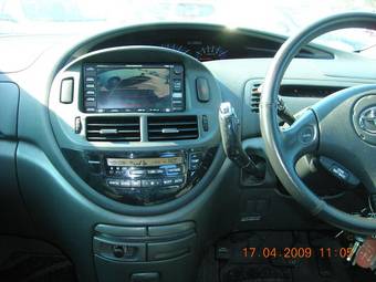 2004 Toyota Estima Images