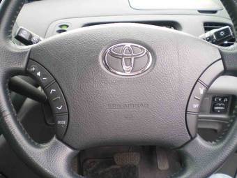 2004 Toyota Estima Images