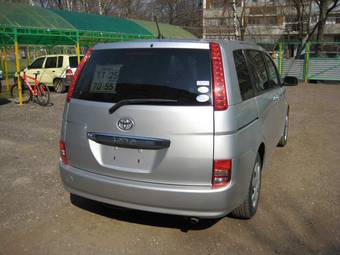 2004 Toyota Isis Pictures