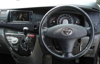 2004 Toyota Isis Images