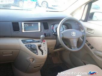 2004 Toyota Isis Pictures