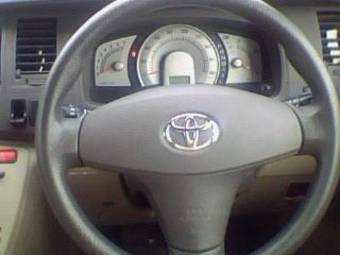 2004 Toyota Isis Photos