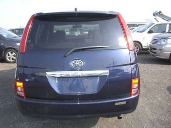 2005 Toyota Isis Pictures
