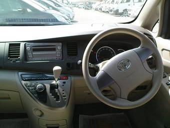 2010 Toyota Isis Pictures