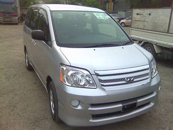 2004 Toyota Noah Pictures