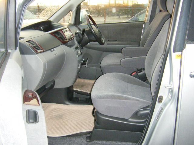 2005 Toyota Noah