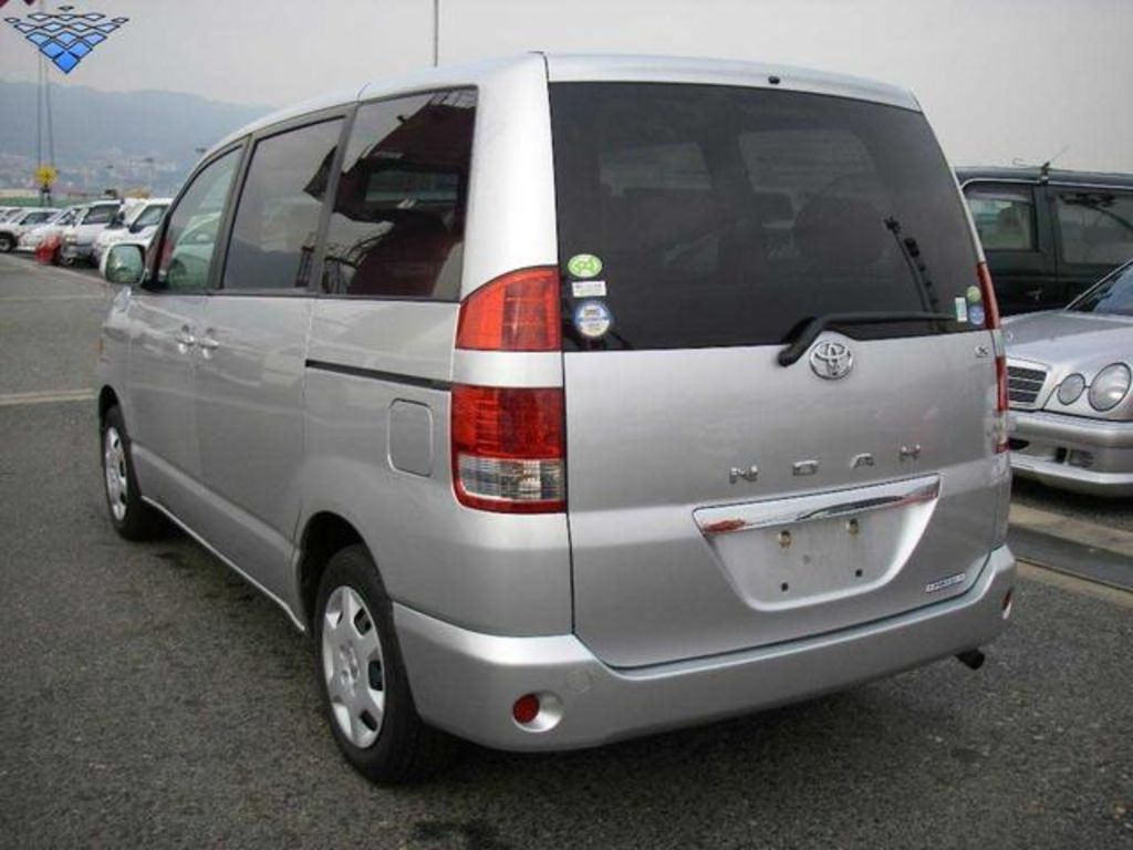 2005 Toyota Noah