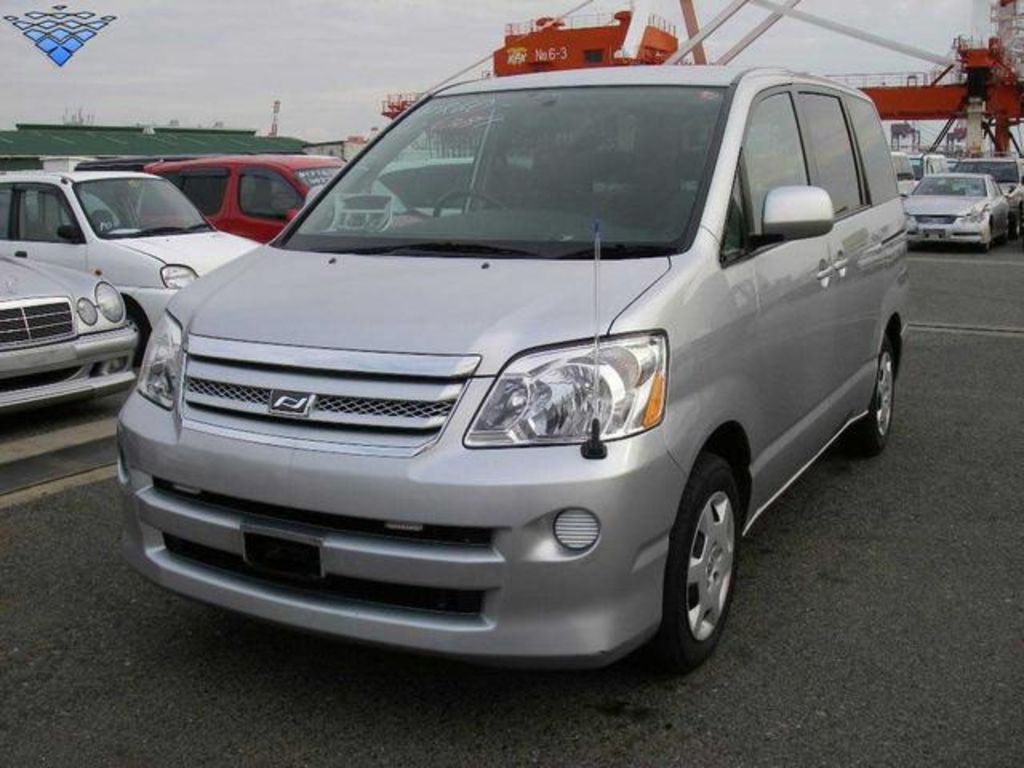 2005 Toyota Noah