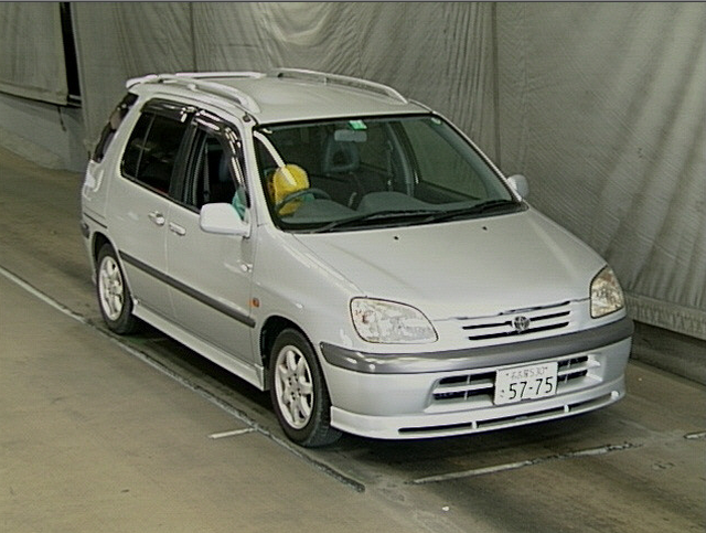 1998 Toyota Raum Photos