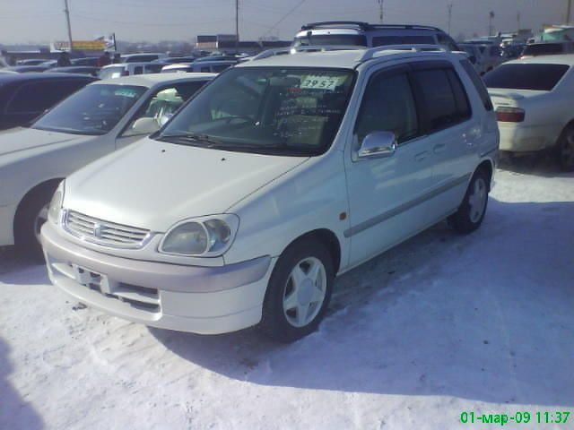 2000 Toyota Raum