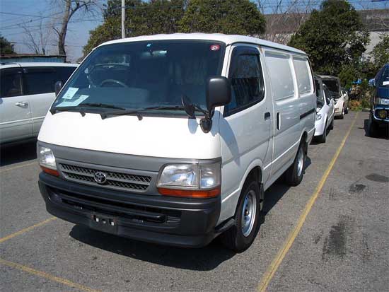 2000 Toyota Regius Photos