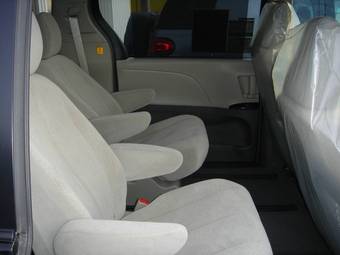 2011 Toyota Sienna Images