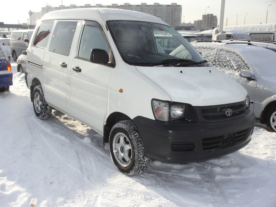 2000 Toyota Town Ace Noah Pictures