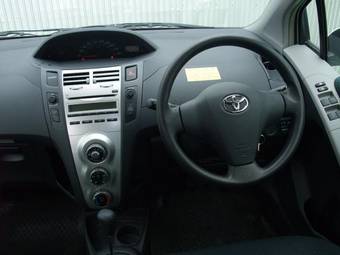 2005 Toyota Vitz Photos