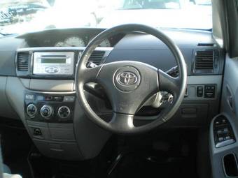 2002 Toyota Voxy Images