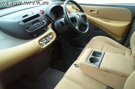 2000 Nissan Tino