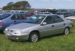 Note unusual notchback profile of Citroën Xantia Hatchback