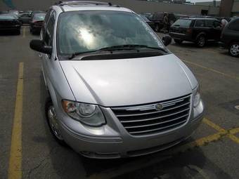 2005 Chrysler TOWN Country Photos