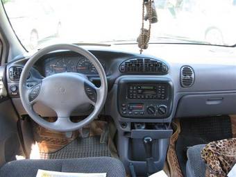 1997 Chrysler Voyager Photos