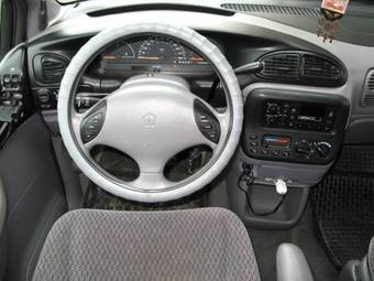 2000 Chrysler Voyager Pictures