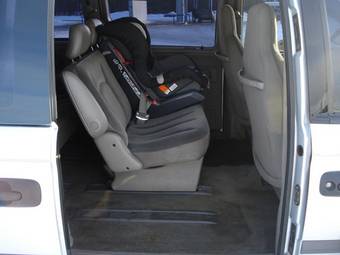 2002 Chrysler Voyager Pictures