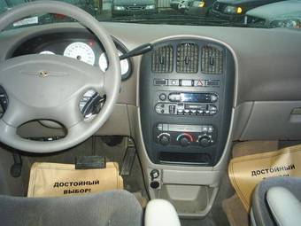 2002 Chrysler Voyager Pictures