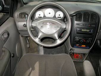 2002 Chrysler Voyager Photos