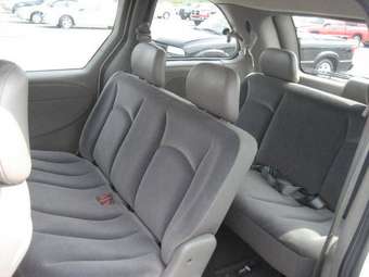 2003 Chrysler Voyager Pictures