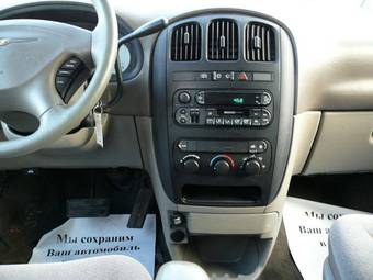 2003 Chrysler Voyager Photos