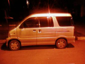 2002 Daihatsu ATRAI7 Pictures