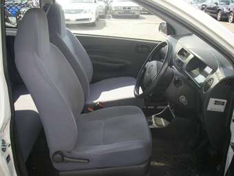 2004 Daihatsu Mira Pictures